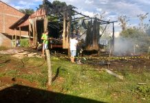 Criança de três anos morre dentro de casa destruída por chamas em Clevelândia.