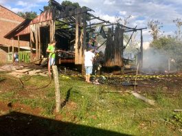 Criança de três anos morre dentro de casa destruída por chamas em Clevelândia.