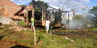 Criança de três anos morre dentro de casa destruída por chamas em Clevelândia.