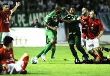 Fato inusitado na final da Série C do Campeonato Brasileiro: zagueiro do Guarani de Campinas agride o árbitro da partida após ser expulso