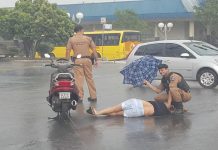 Policial Militar protege da chuva vítima de acidente em Rolândia-PR
