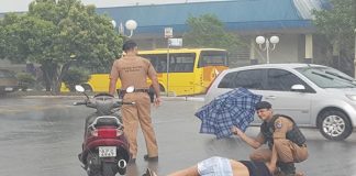 Policial Militar protege da chuva vítima de acidente em Rolândia-PR