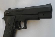 Homem é detido portando um simulacro.