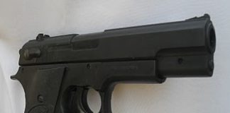 Homem é detido portando um simulacro.