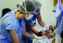 Mãe de Palmas da luz a trigêmeos