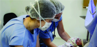 Mãe de Palmas da luz a trigêmeos