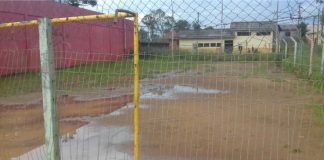 Campo de futebol no bairro alto da glória em total abandono, cadê nossos representantes