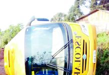 Ônibus Escolar tomba na estrada do Pitanga em Palmas por falta de conservação da mesma.