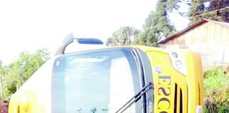 Ônibus Escolar tomba na estrada do Pitanga em Palmas por falta de conservação da mesma.