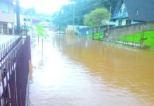 Rua da Vila Bancária se transforma em rio devido as últimas chuvas que ocorreram nessa semana