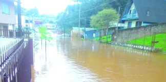 Rua da Vila Bancária se transforma em rio devido as últimas chuvas que ocorreram nessa semana