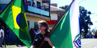 DESFILE CÍVICO REUNIU CENTENAS DE PESSOAS