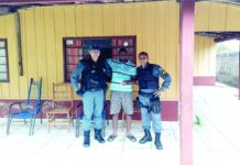 Policiais ajudam trabalhador a pagar documento vencido de moto