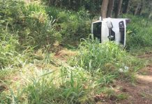 Carro tomba após colisão na PR-180 e duas pessoas ficam feridas