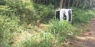 Carro tomba após colisão na PR-180 e duas pessoas ficam feridas