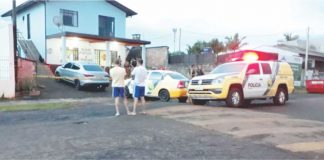 Homem é morto a tiros na varanda de bar