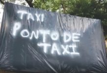 Em forma de protesto taxistas fazem uma cabana de lona como ponto de taxi