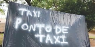 Em forma de protesto taxistas fazem uma cabana de lona como ponto de taxi