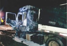 Carreta incendeia na PRc 280, entrada de Palmas