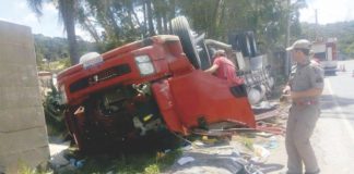 Caminhoneiro palmense fica ferido após capotar veículo