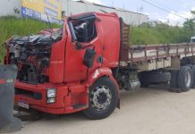 Caminhoneiro palmense fica ferido após capotar veículo