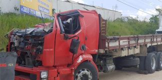 Caminhoneiro palmense fica ferido após capotar veículo