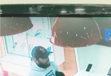 Câmeras flagram ação de bandido durante roubo na loja Claro