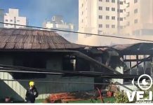 Incêndio destrói casa de madeira no centro de Pato Branco