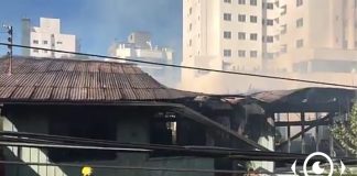 Incêndio destrói casa de madeira no centro de Pato Branco