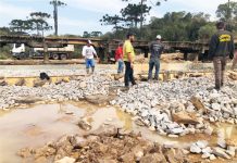 Engenheiro acompanha concretagem na Ponte do Abarracamento