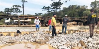 Engenheiro acompanha concretagem na Ponte do Abarracamento