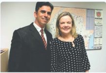 Vereador Anderson mostra alguns dos seus trabalhos em frente a Câmara Municipal de CDS