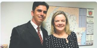 Vereador Anderson mostra alguns dos seus trabalhos em frente a Câmara Municipal de CDS