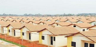 A população de Palmas quer saber: Prefeito, não vai entregar as 1000 (mil) casas prometidas? ’’