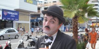 “Chaplin palmense” completa 25 anos de teatro Comemoração iniciou com atuação no Litoral Norte de Santa Catarina, mas há promessa de surpresas para Santa Cruz durante o ano