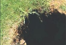 Buraco causado por tubulação está prestes a engolir residência de idosa