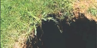 Buraco causado por tubulação está prestes a engolir residência de idosa