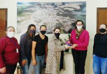 Prefeita Dona Maria entrega celular para conselheiras de Cel. Domingos Soares/PR