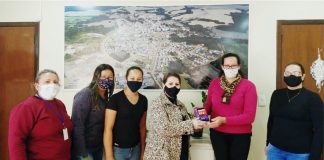 Prefeita Dona Maria entrega celular para conselheiras de Cel. Domingos Soares/PR