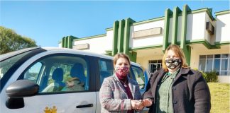 Prefeita Dona Maria Antonieta entregou para a Diretora do Departamento de Ação Social, Terezinha de Jesus Giacomel o veículo Citroën Aircross