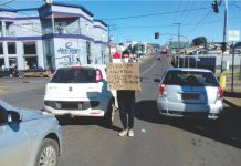POR QUE ESTRANGEIRO ESTÁ PEDINDO AJUDA NAS ESQUINAS DE PALMAS?