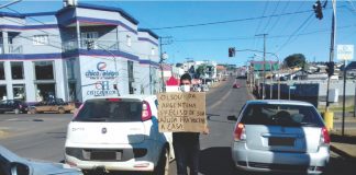 POR QUE ESTRANGEIRO ESTÁ PEDINDO  AJUDA NAS ESQUINAS DE PALMAS?