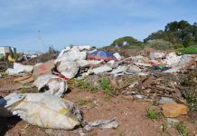 CIDADÃOS IRRESPONSÁVEIS DISPENSAM LIXO E ENTULHOS EM TERRENO BALDIO, MAS PROPRIETÁRIO TEM AS FOTOS DO CRIME