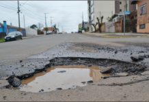 “NA MINHA RUA TEM UM BURACO”