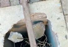 SEM FISCALIZAÇÃO, VEÍCULOS ESTACIONADOS NA PRAÇA QUEBRAM TAMPA DE TUBULAÇÃO E CRIANÇA CAI NO BURACO