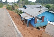 COM OBRAS DO ASFALTO, MORADORES DA HÍPICA RECLAMAM TERRA INVADINDO SUA RESIDÊNCIA