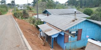 COM OBRAS DO ASFALTO, MORADORES DA HÍPICA RECLAMAM TERRA INVADINDO SUA RESIDÊNCIA