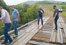 Prefeito de Coronel Domingos Soares e vice verificam situação de ponte