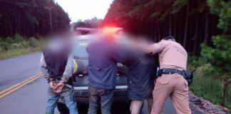 PM aborda caminhão e descobre furto de 400kg de carne. Pai e filhos são detidos