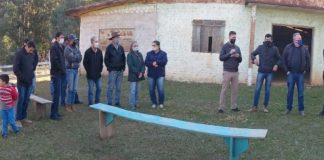 Bandiera e vereadores se reúnem com moradores no Pedregulho